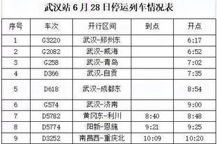 横滨球员在禁区内手夹球后解围，泰山球员集体示意，裁判没有表示